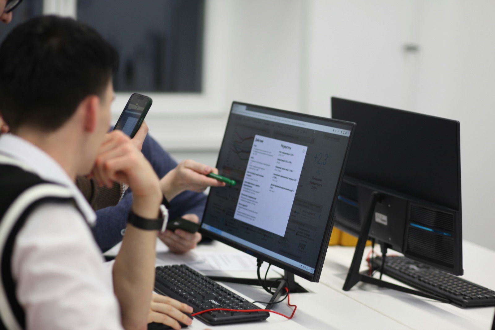 人手不足をAIで補う中小企業経営者のイメージ